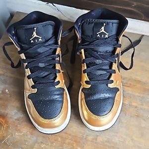 Jordan shoes youth size 5 gold/black